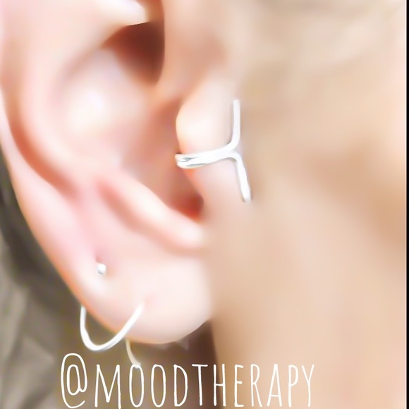 Non pierced edgy textured line tragus ear cuff